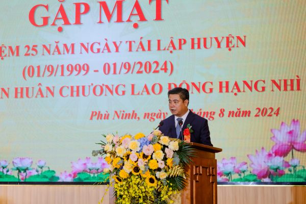 Huyện Phù Ninh tổ chức gặp mặt kỷ niệm 25 năm ngày tái lập huyện (01/9/1999 – 01/9/2024) và đón nhận huân chương lao động hạng nhì.