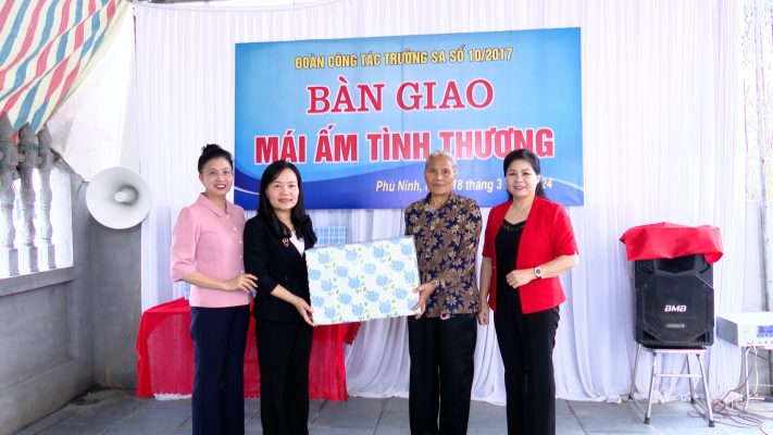 Đoàn công tác trường sa số 10/2017 bàn giao nhà mái ấm tình thương cho hội viên phụ nữ nghèo xã Phú Nham